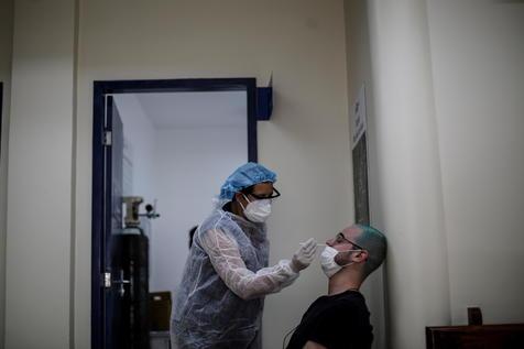 Se trata de un hombre de 22 años, presenta síntomas leves (foto: ANSA)