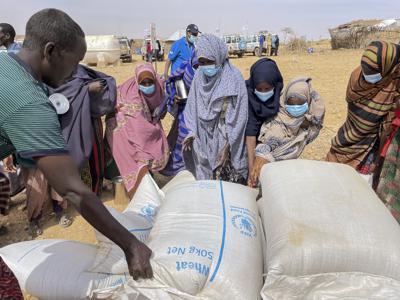 Suministros de trigo distribuidos durante una visita del director regional del Programa Mundial de Alimentos en Somalia