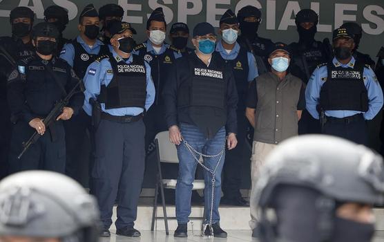  Juan Orlando Hernández (centro) es presentado ante los medios de comunicación en la sede de la Policía Nacional, en Tegucigalpa