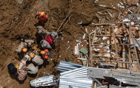 Las lluvias dejan un "escenario de guerra" (foto: ANSA)