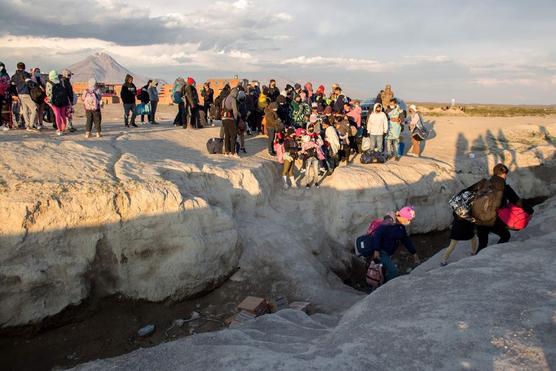 Imagenes del pasado miércoles del paso clandestino fronterizo del norte chileno