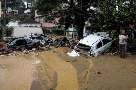 Una imagen elocuente de la tragedia de Petrópolis, en el interior de Río de Janeiro (foto: ANSA)