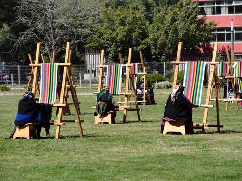 Tejedoras mapuches que intentan un récord mundial en Chile (foto: Ansa)