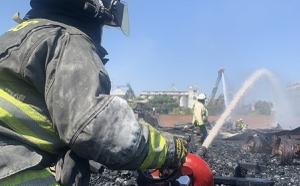 Bomberos combaten el fuego en San Fernando