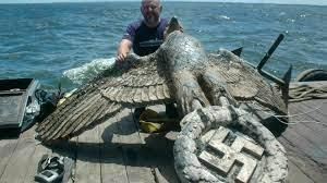 En febrero de 2006, un hombre posa con el águila de popa del acorazado alemán Graf Spee