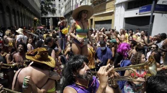 Una comparsa carnavalesca celebra ayer domingo de carnaval en la ciudad de Río de Janeiro. | EFE