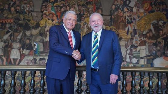 Lopez Obrador estrecha la mano de Lula