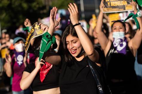 "Adiós Piñera criminal", cantaron mujeres frente a La Moneda