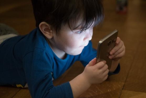 La nociva costumbre de compartir el celular con un niño