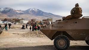 Soldados chilenos vigilan la frontera entre Chile y Bolivia en Colchane