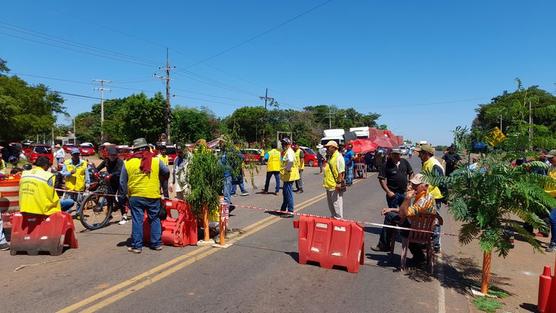 Camioneros paraguayos cortan rutas ayer