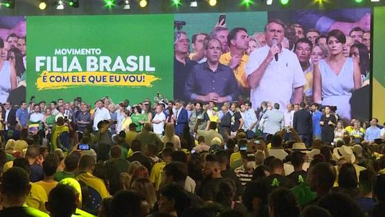  Bolsonaro, y su esposa, Michelle Bolsonaro, en un evento político en Brasilia, ayer
