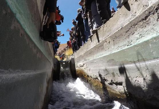 Canal artificial que desvía aguas del manantial Silala hacia Chile