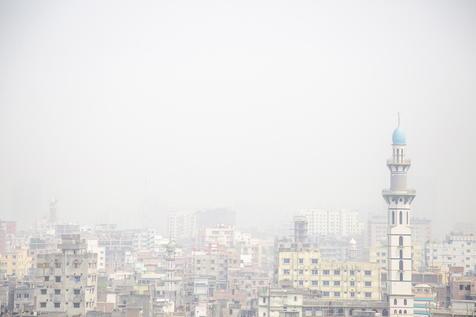 Daca, en Bangladesh, cubierta por el smog (foto: ANSA)