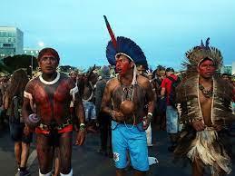 Indigenas realizan una ceremonia en el primer día del Campamento Indígena Terra Livre, en Brasilia
