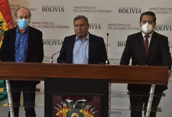 El agente Roberto Calzadilla, canciller Rogelio Mayta y el secretario Emerson Calderón en conferencia de prensa. 