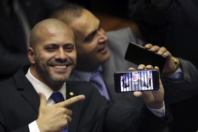 Daniel Silveira muestra en su telefono a Lula preso