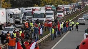 Unos camiones bloquean el acceso principal a la carretera de Iquique
