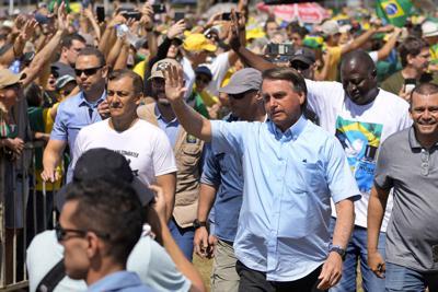 Bolsonaro saluda a simpatizantes a su llegada a una marcha por el Día del Trabajo y la Libertad, el domingo 1 de mayo