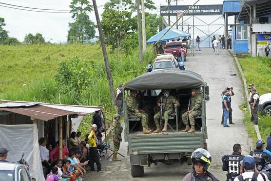 Soldados patrullan frente a la prisión de Bellavista donde estalló un motín mortal en Santo Domingo de los Tsáchilas, Ecuador