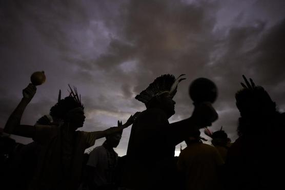 Indígenas participan en una marcha durante la 18va edición del Campamento Tierra Libre, en Brasilia