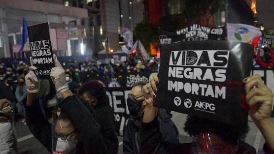 Protestas en Brasil contra el maltrato a los negros. Foto: AFP.