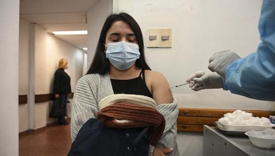 Una mujer recibe una dosis de la vacuna Pfizer en Montevideo