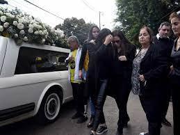 La esposa del asesinado fiscal antidrogas paraguayo Marcelo Pecci, Claudia Aguilera, sale del club