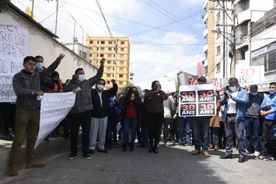 Vigilia ciudadana en las puertas del penal de Miraflores, donde guarda reclusión Jeanine Añez