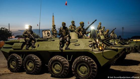 Soldados nicaragüenses en desfile militar en Managua