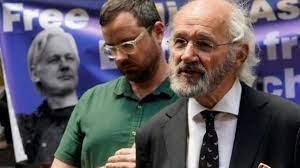 El padre de Julian Assange, John Shipton (D) y su hermano Gabriel Shipton (I) durante una rueda de prensa, ayer