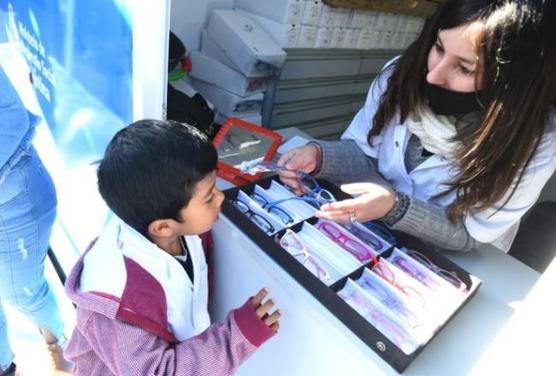 Realizan  estudios oftalmológicos y posterior entrega de anteojos