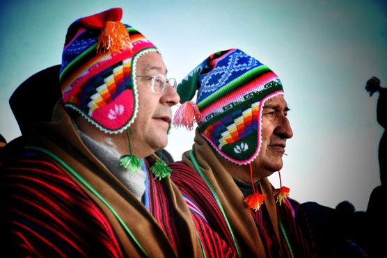 El presidente Luis Arce y el exmandatario Evo Morales en Tiwanaku, aguardando los primeros rayos del sol.