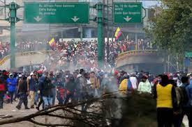 La policía de Ecuador usó gases lacrimógenos para dispersar a manifestantes indígenas que llegaron de a miles a Quito