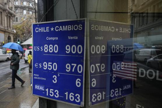 Un tablero muestra los tipos de cambio cruzados entre las monedas extranjeras y el peso chileno, en Santiago