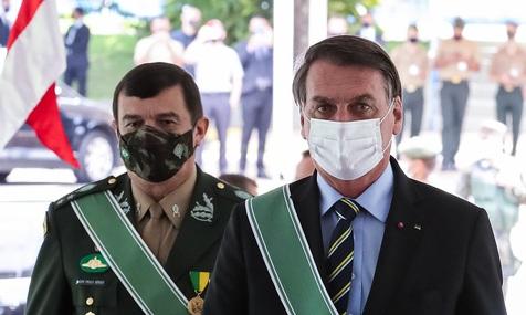 Ministro de Defensa de Brasil con Bolsonaro (foto: Ansa)