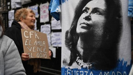 Una jubilada muestra su apoyo a Cristina Kirchner. / Foto: Camila Godoy.