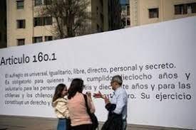 Chilenos debaten frente a un cartel de doce metros que reproduce un párrafo de la nueva Constitución 