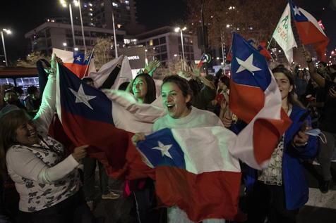 Partidarios del Rechazo, celebran la victoria en Santiago de Chile (foto: ANSA)