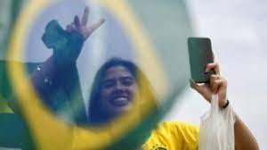 Simpatizante del presidente Jair Bolsonaro saluda con la "V" de la victoria durante los festejos del bicentenario 