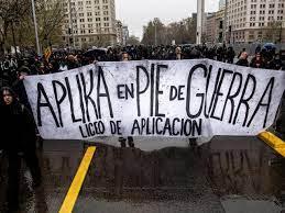 Marcha de estudiantes secundarios por el centro de Santiago de Chile en defensa de la educación pública