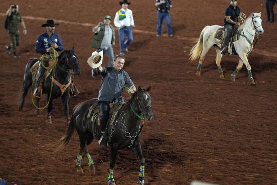 Bolsonaro  monta a caballo en el Festival Internacional de Rodeo de Barretos en Barretos, en el estado de Sao Paulo