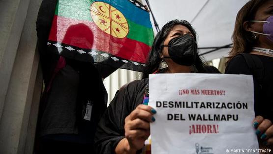 Mapuche con cartel contra los operativos militares