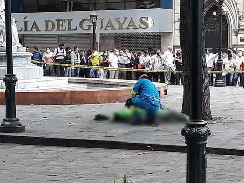 El cadáver del fiscal asesinado en pleno centro de Guayaquil. (foto: Fiscalía Ecuador)
