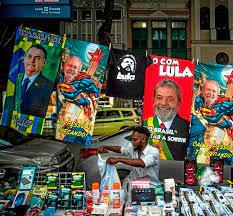 Carteles de Lula y Bolsonaro
