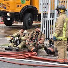 Bomberos voluntarios combatiendo el incendio de la sede del Tribunal Electoral de Asunción,  el jueves