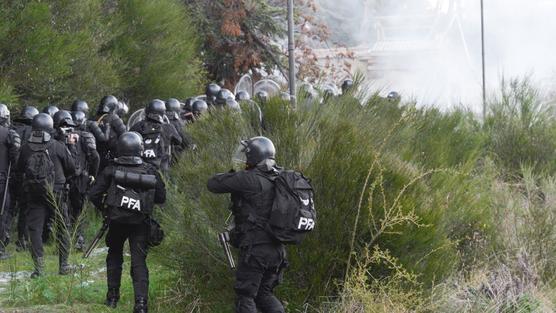 Policía allanan la cabaña del conflicto