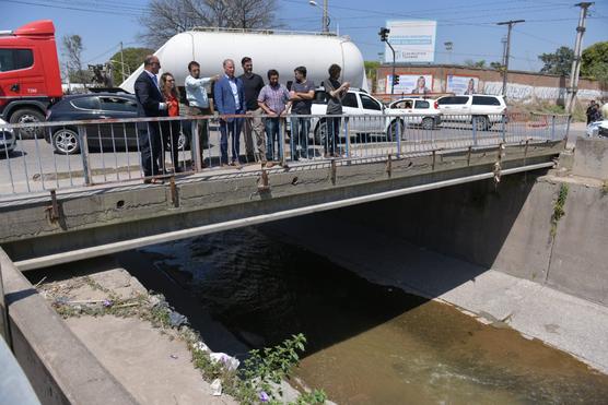 Funcionarios tucumanos le explican a Klaas de Groot  del BM, el funcionamiento de los canales