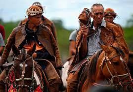 Vaqueros brasileños, ataviado con tradicionales ropas de cuero