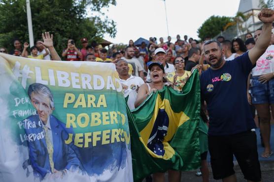 Simpatizantes del exlegislador Roberto Jefferson protestan por su arresto a un costado de su residencia el pasado domingo